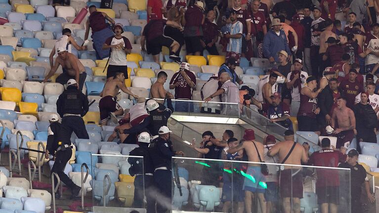 Violencia en Brasil: la policía golpeó a hinchas de Lanús en pleno partido contra Fluminense