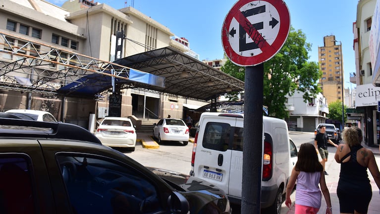 Cómo se pueden denunciar vehículos mal estacionados en la ciudad de Córdoba