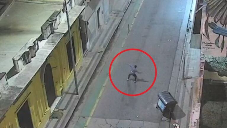 Atacó a piedrazos un hotel en el centro de Córdoba: el violento video