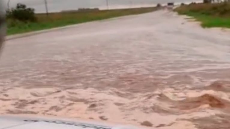 Intensas lluvias y caminos repletos de agua en el sur de Córdoba