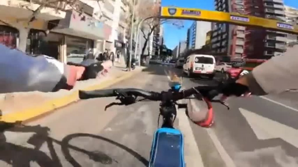 Es ciclista, rompe autos en Buenos Aires y es furor