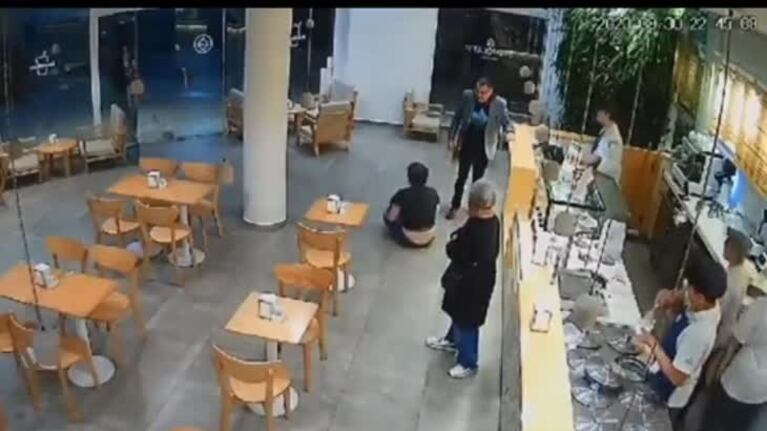 Así entró el ingeniero apuñalado a la heladería
