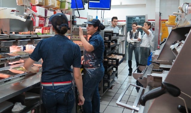 Cómo se hacen las hamburguesas y las papas de Mc Donald's