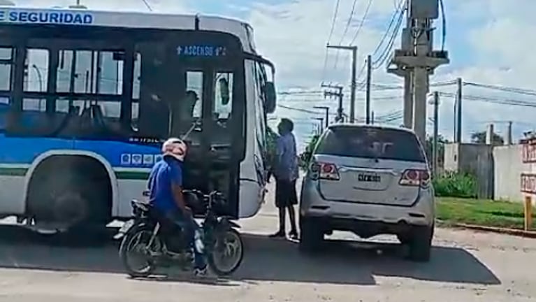 Bajó de la camioneta y le reventó el vidrio a un colectivo de Tamse: el video del ataque