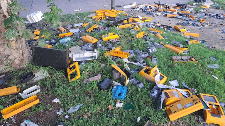 Insólito: tiraron al menos 100 tickeadoras de colectivos urbanos en Córdoba