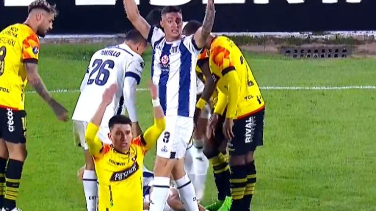 La tremenda patada en la panza a Navarro que asustó a todo Talleres ante Barcelona de Guayaquil