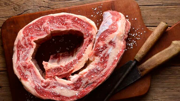 “La gente piensa dos veces antes de comprar”: el consumo de carne cayó al mínimo histórico