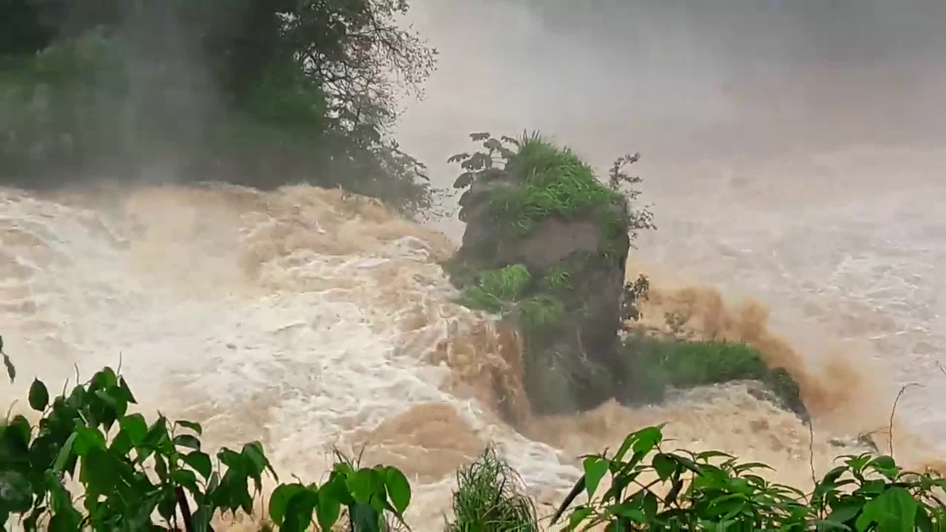 Desborde impresionante en las Cataratas