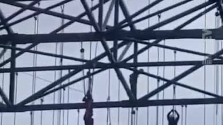 Obreros colgados a 140 metros de altura