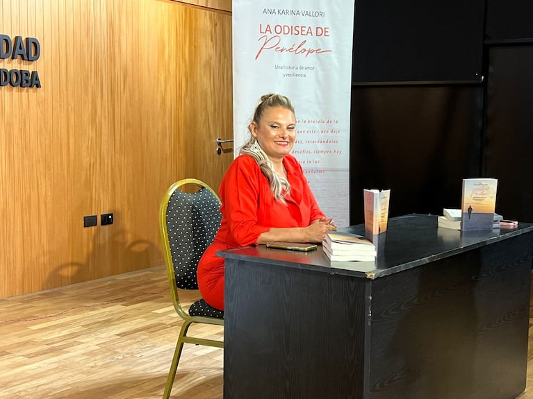 Karina Vallori presentó “La odisea de Penélope”, un libro de superación sobre el cáncer de mama