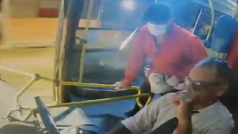 Subió al colectivo y mató a puñaladas al chofer por una infidelidad: el impactante video