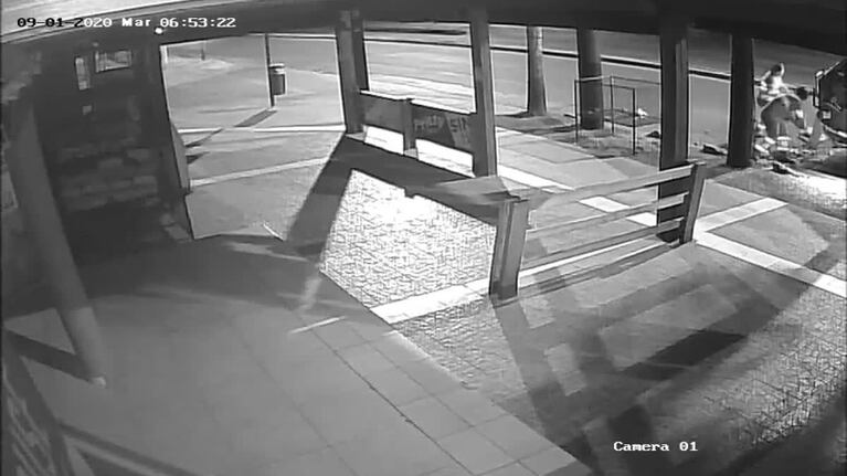Recolectores tiraron la basura a un negocio