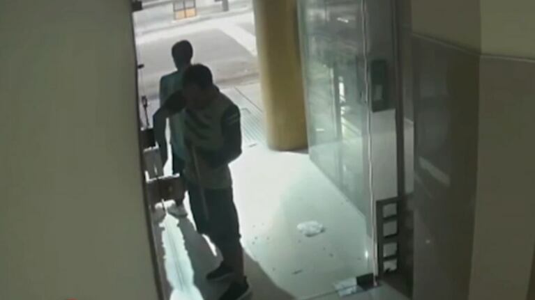 Video: forzaron un edificio y robaron un departamento en la zona en la que habrían abusado de una estudiante