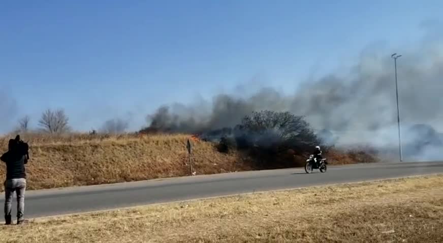 El avión hidrante, en acción en el incendio de La Calera