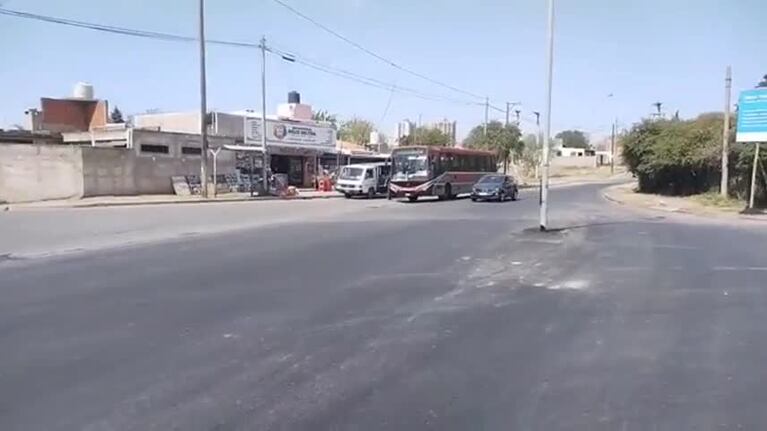 El poste de luz que quedó en el medio de la calle