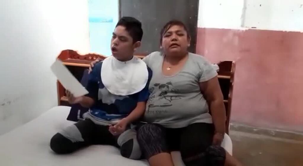Está varada en Perú junto a su hijo con parálisis cerebral