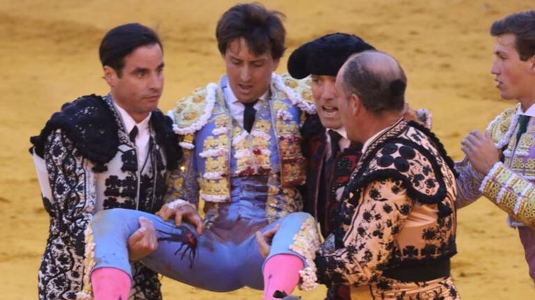 Video: un torero recibió una impresionante corneada y está grave