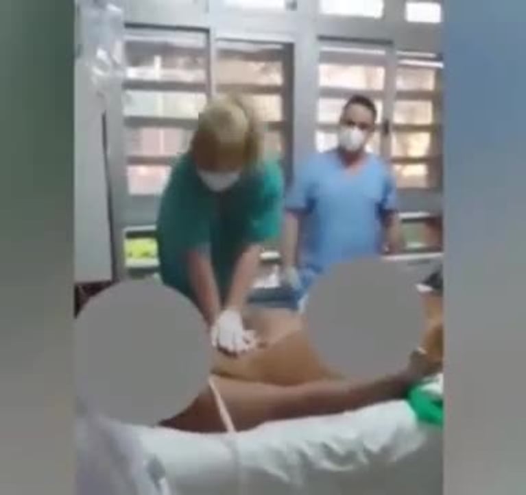 Entre risas, grabaron la reanimación de un paciente y fueron echados