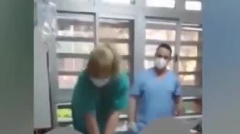 Entre risas, grabaron la reanimación de un paciente y fueron echados