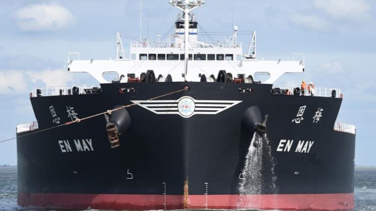 Un barco de más de dos cuadras de largo se incrustó en un puente
