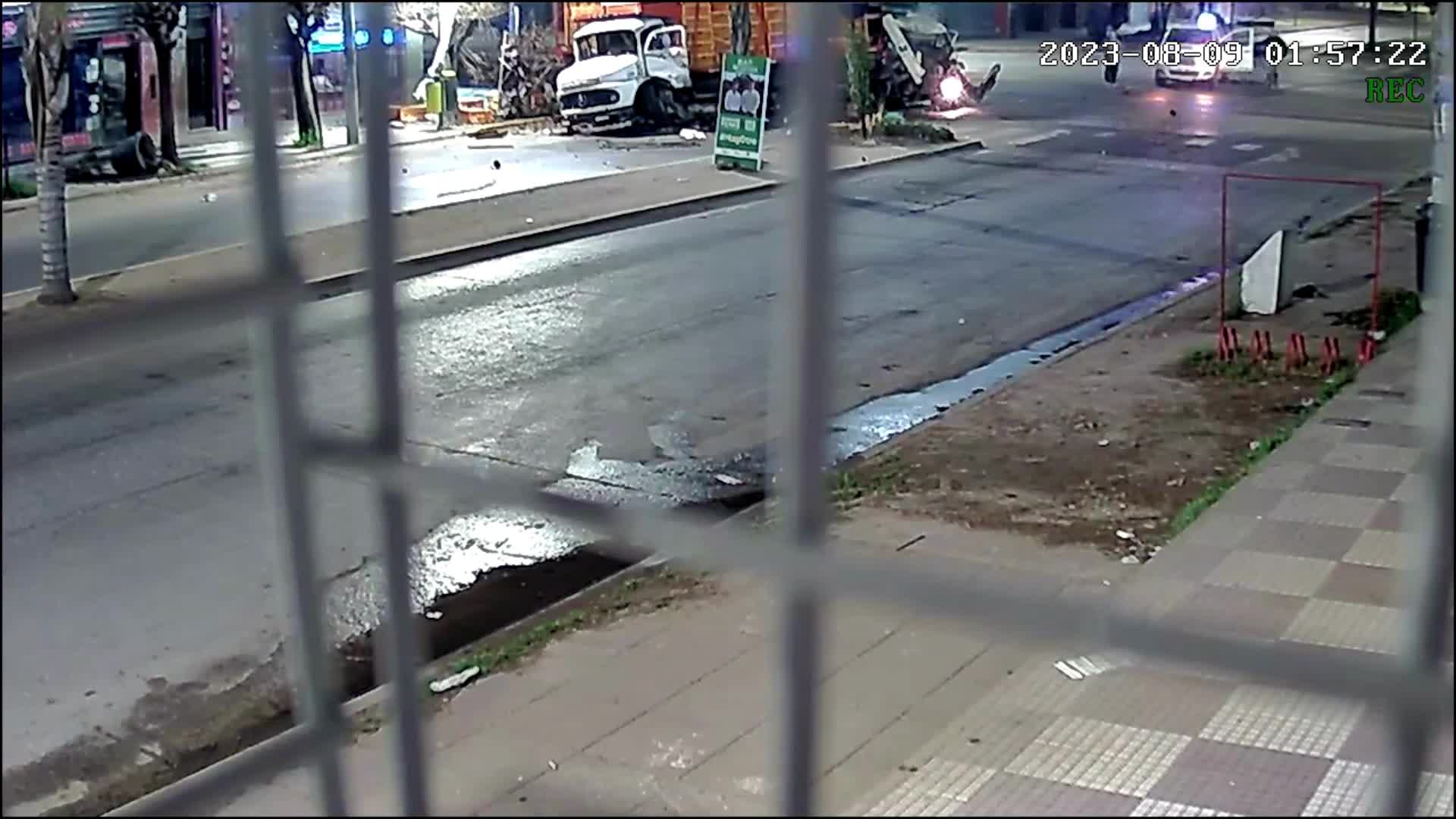 Así fue el descomunal choque entre dos camiones en La Plata