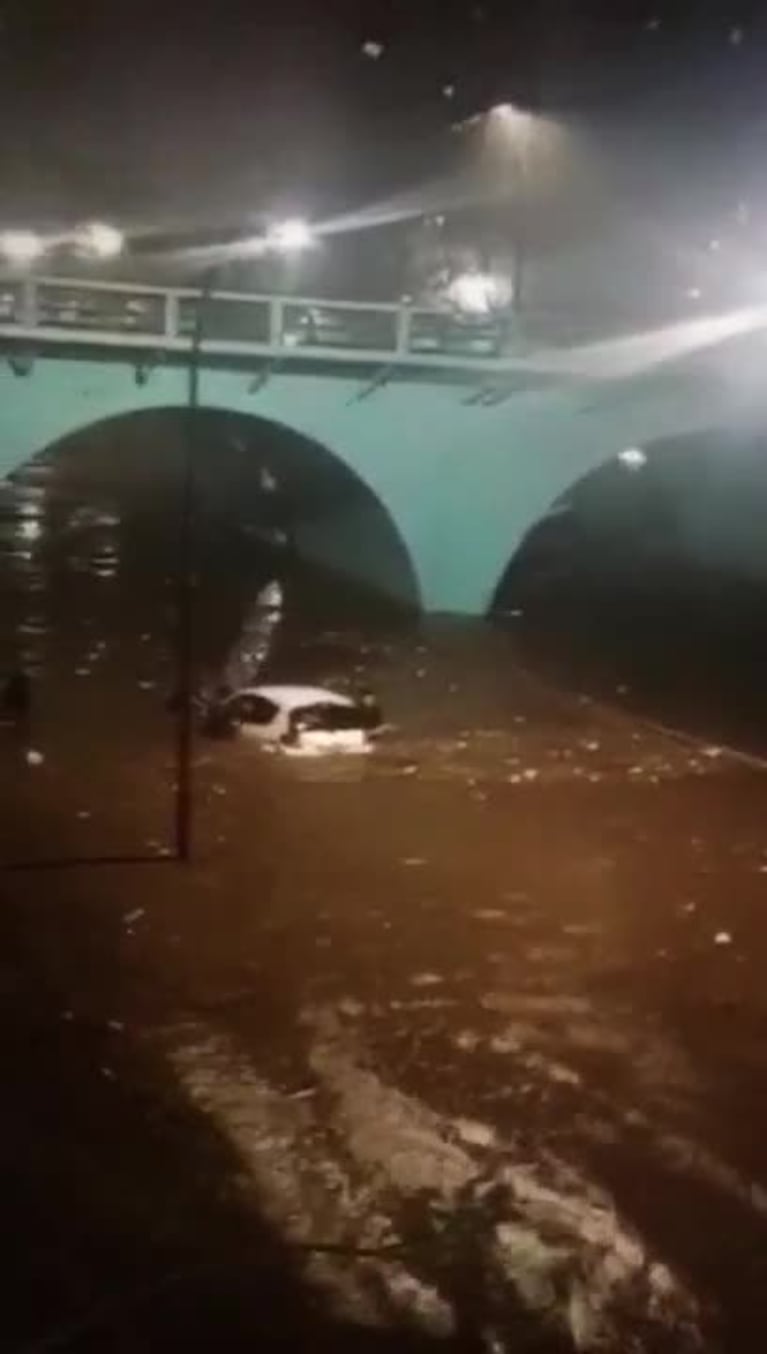 Tormenta en Córdoba: un auto cayó al río Suquía 