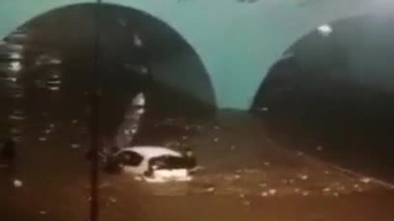Tormenta en Córdoba: un auto cayó al río Suquía