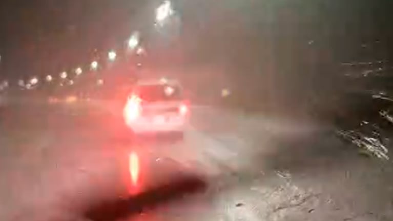 Ciclogénesis en Córdoba: granizo con diluvio en la autopista a Carlos Paz