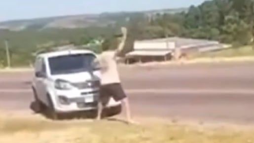 El video del turista argentino atacando a piedrazos un auto en Brasil