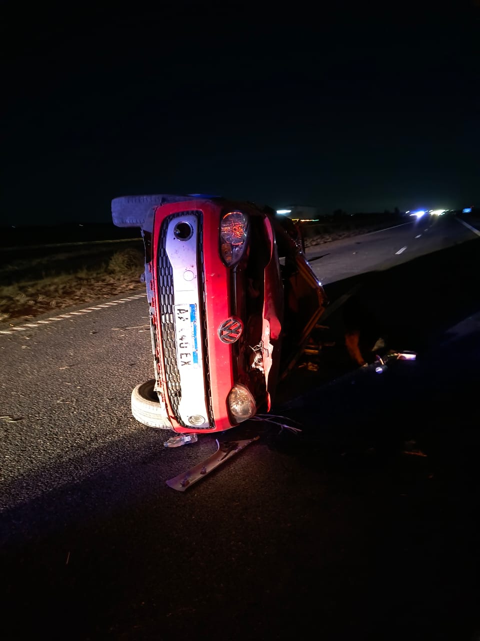 Quiso esquivar un colchón tirado en plena ruta y volcó: así quedó el auto