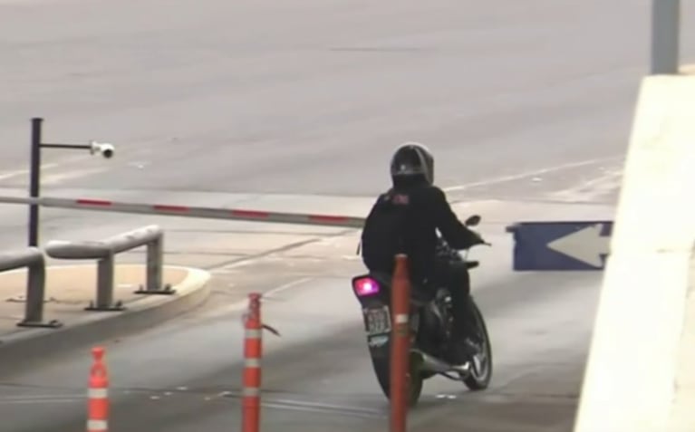 Por el fuerte aumento de peajes, motociclistas los evaden y pasan sin pagar: las maniobras en vivo