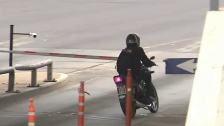 Por el fuerte aumento de peajes, motociclistas los evaden y pasan sin pagar: las maniobras en vivo