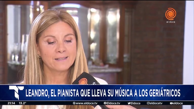 Leandro, el pianista que alegra los geriátricos cordobeses con su música