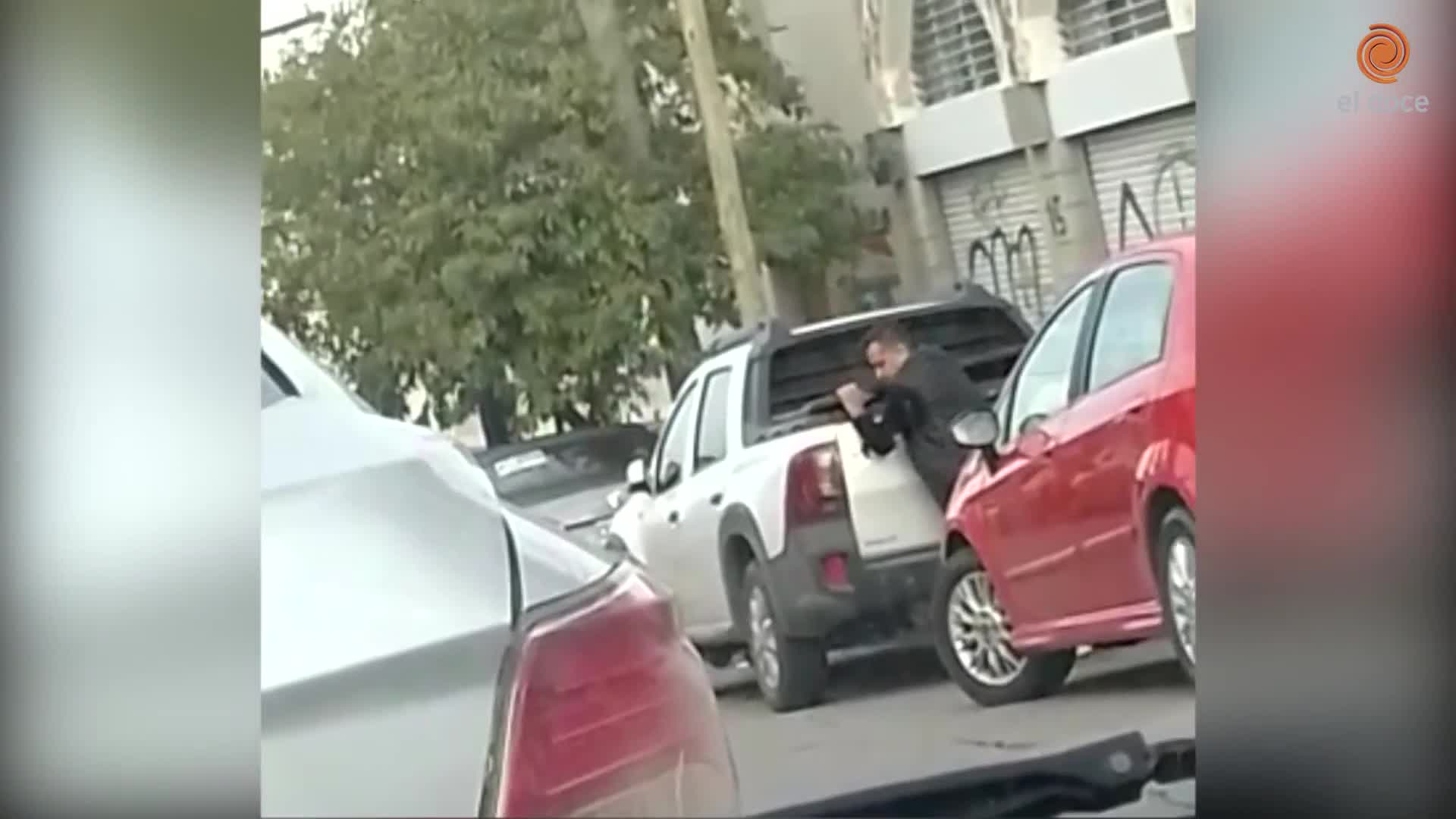 Estacionó, robó una cubierta y huyó en auto