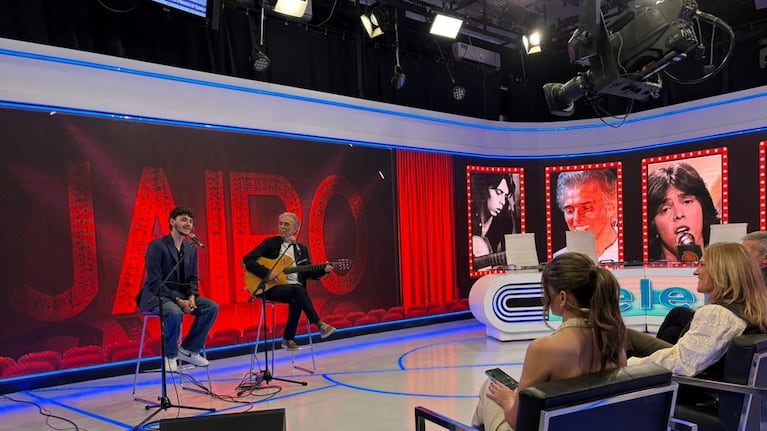 Jairo cantó junto con su hijo y su nieto en Telenoche