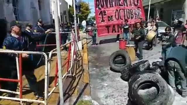 Le tiraron excrementos a la policía