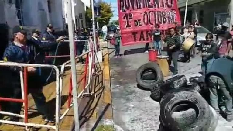 Le tiraron excrementos a la policía