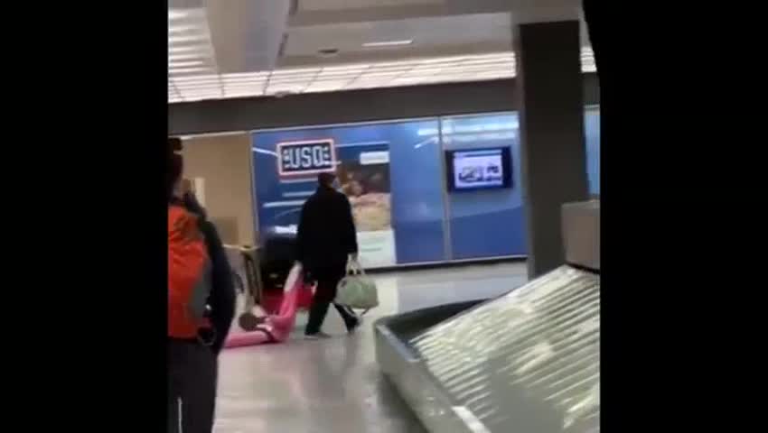 Un hombre arrastró a su hija por el aeropuerto