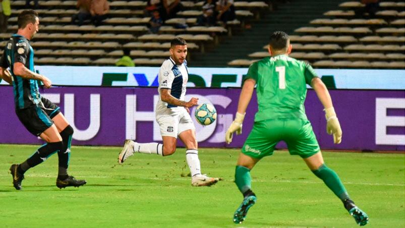 Bustos la picó de zurda para el 3-2 de Talleres