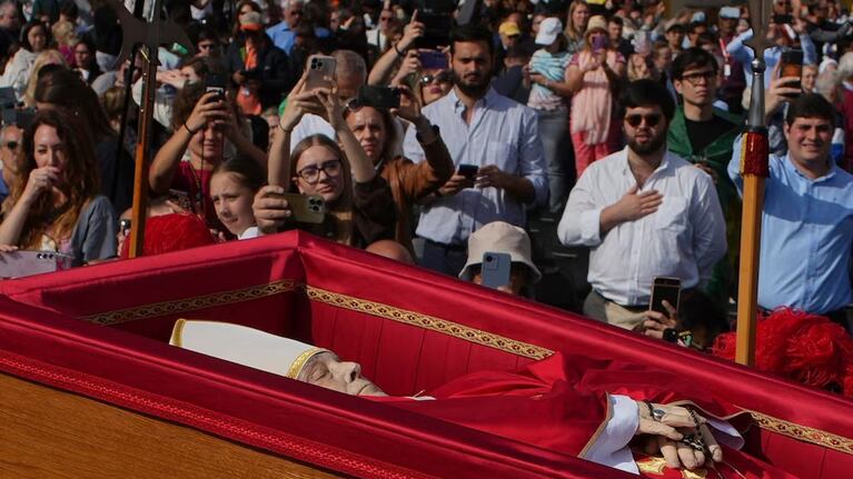 Así fue la procesión del cuerpo del papa Francisco hacia la Basílica de San Pedro