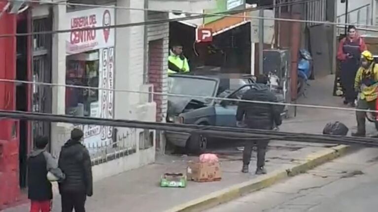 Video del fuertísimo choque de un auto conta un comercio en Villa Allende: hay heridos
