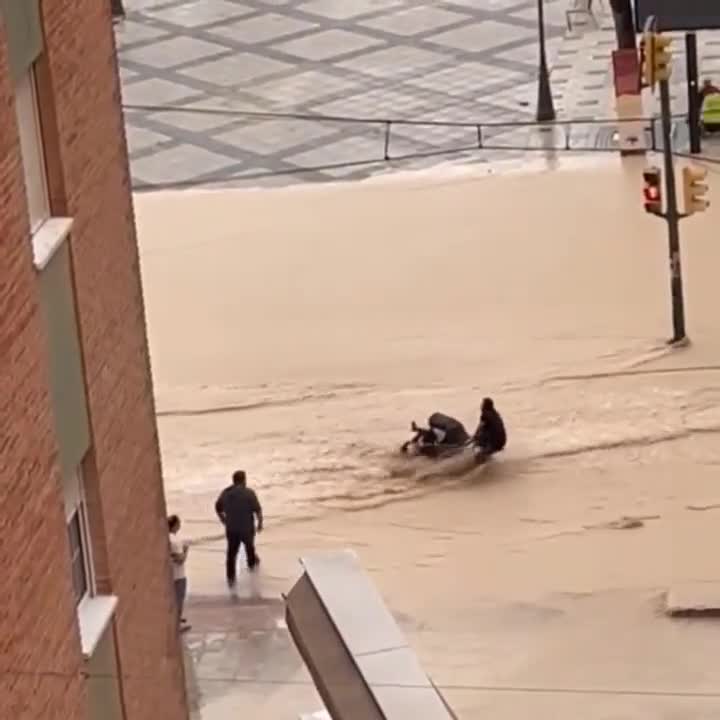 Salvaron a un nene arrastrado por el agua