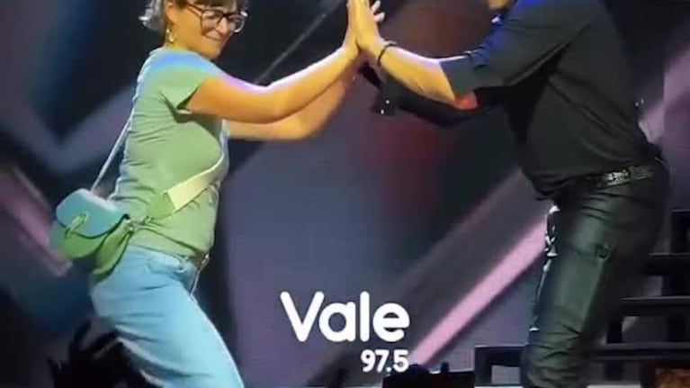 Chayanne subió al escenario a una fan y hubo baile