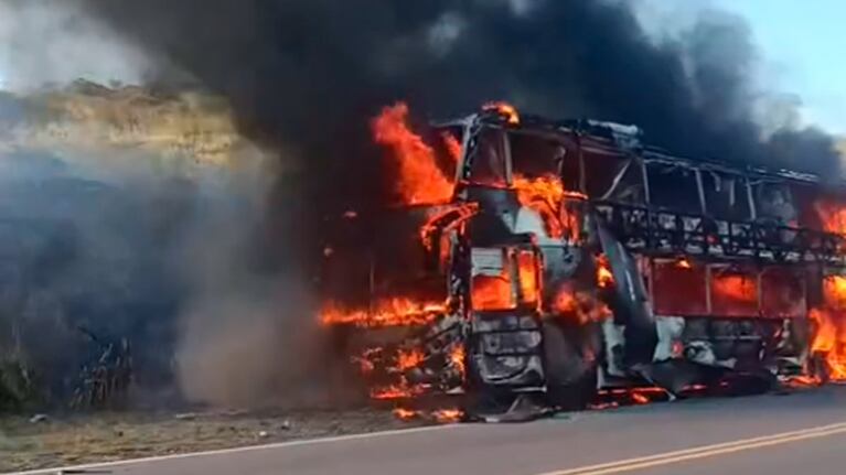 Colectivo en llamas en las Altas Cumbres: impactante video