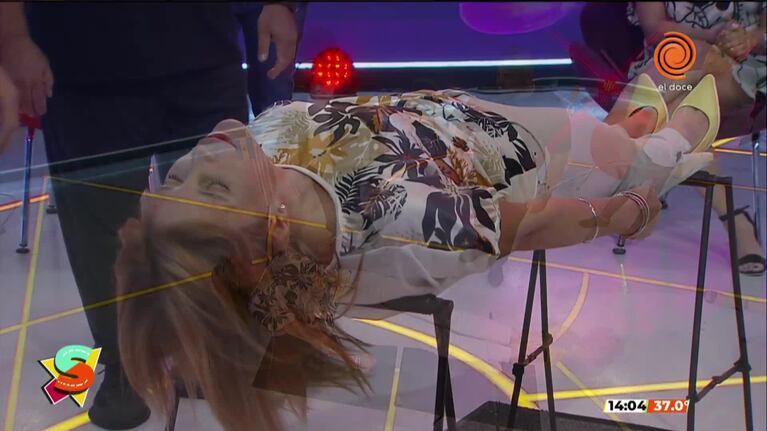 Tusam hipnotizó a Roxana Martínez al aire