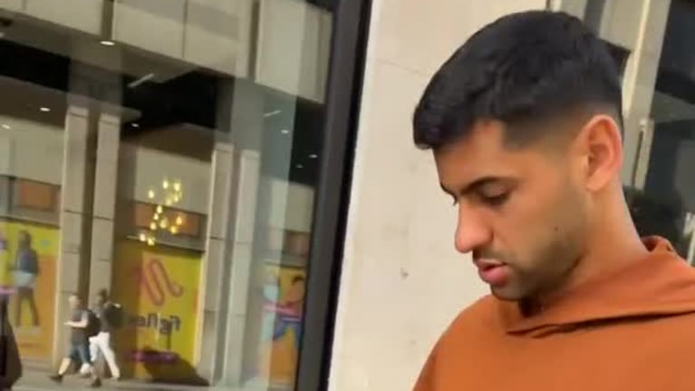 Un hincha del Arsenal chicaneó a Cuti Romero en la calle