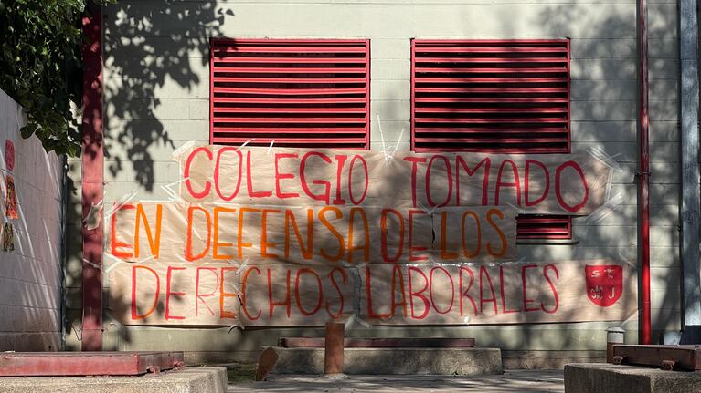 Directora amonestó a alumnos por fotos íntimas de una compañera y la sancionaron: hay una toma en el colegio