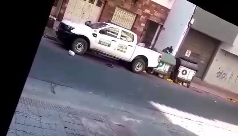 Tapó el ingreso de un garage y terminó con el auto lleno de basura