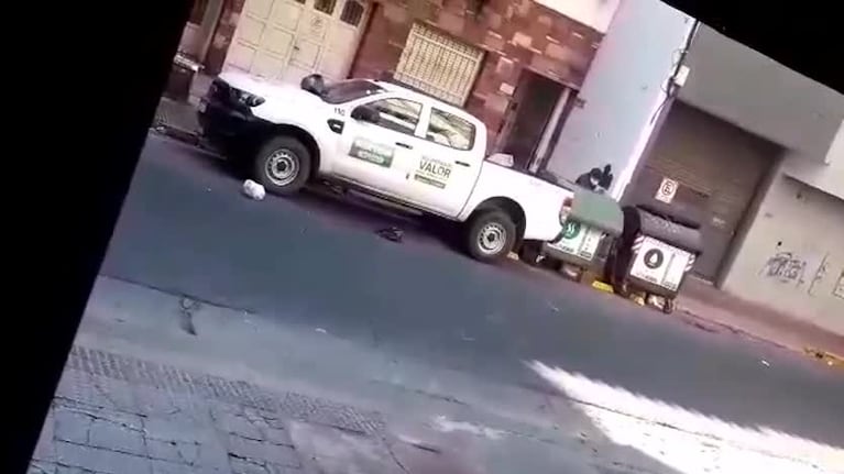 Tapó el ingreso de un garage y terminó con el auto lleno de basura