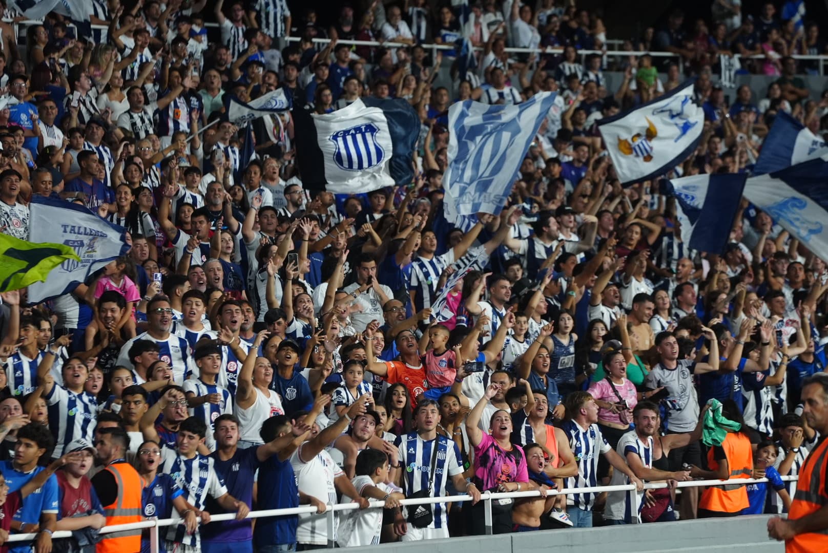 Los jugadores de Talleres reciben el cariño de la gente